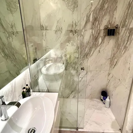 Luxurious 2 Bedrooms With Amenities In Center *