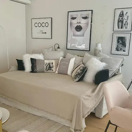 Luxurious 2 Bedrooms With Amenities In Center Apartment *