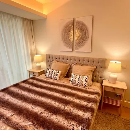 Luxurious 2 Bedrooms With Amenities In Center Apartment *