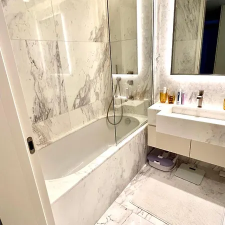 Luxurious 2 Bedrooms With Amenities In Center