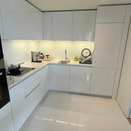 Apartment Luxurious 2 Bedrooms With Amenities In Center